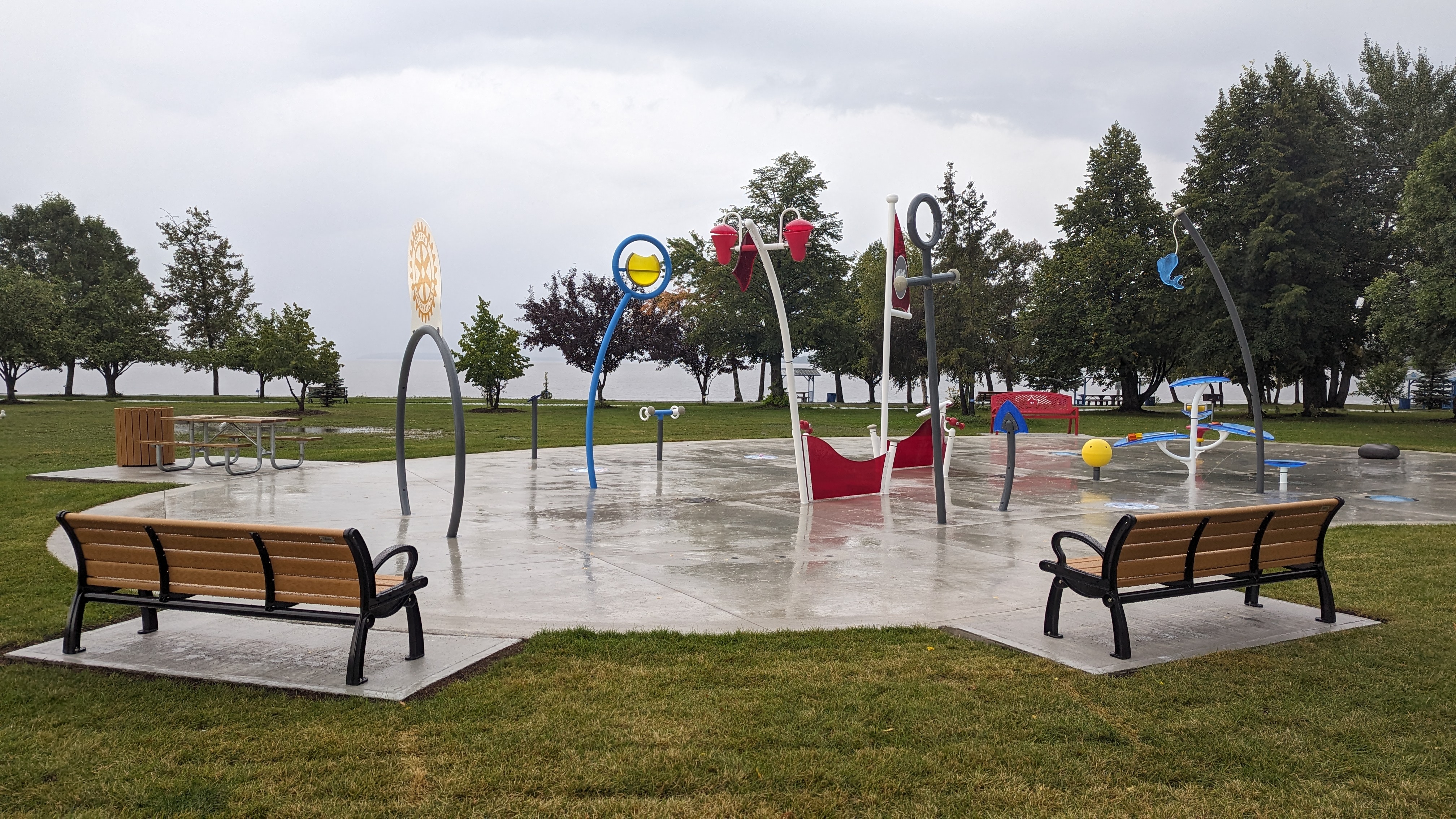 Image of a splash pad with benches in the foreground