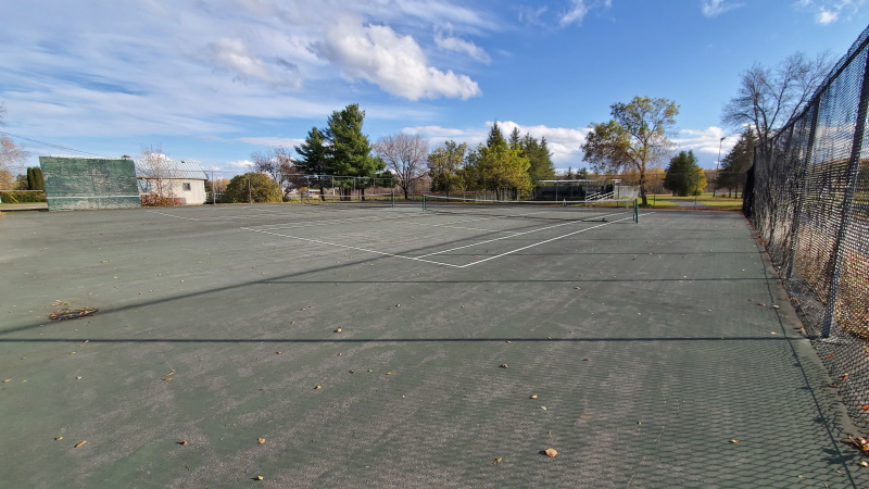 Empty tennis court